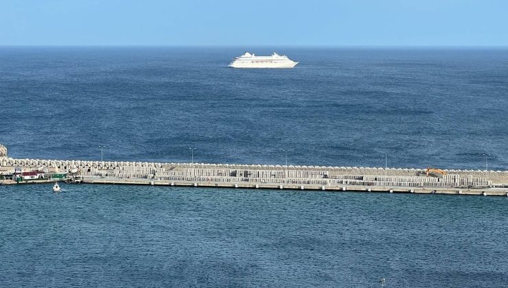 Amasra’ya gelen Rus Kruvaziyer liman usturmaçalarına çarptı