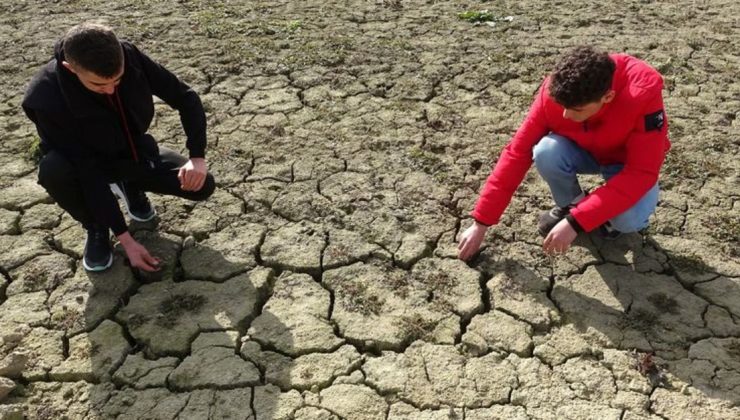 Barajda sular çekildi, toprakta derin çatlaklar oluştu