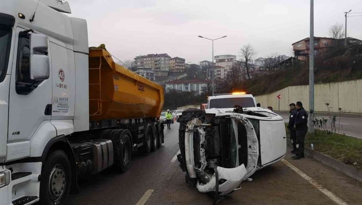 Kontrolden çıkan otomobil karşı şeride geçerek devrildi