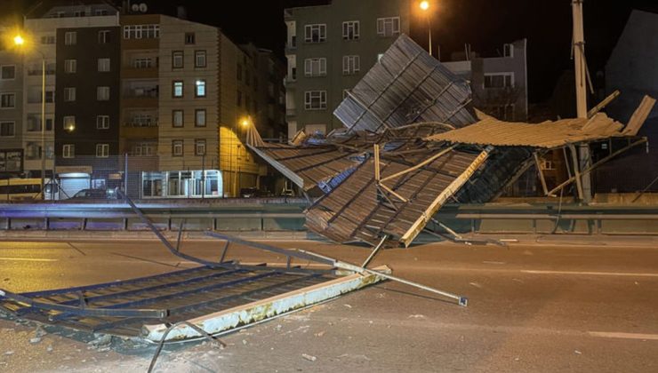 Lodosun uçurduğu çatı metro güzergahına düştü