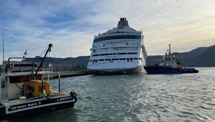 Usturmaçalara çarpan kruvaziyer römorkör eşliğinde limana yanaştırıldı