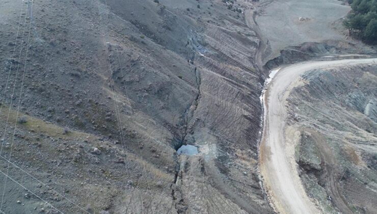 Adıyaman’da dağların arasından geçen fay kırığı havadan görüntülendi