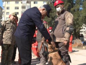 Bakan Akar’dan 326 kişiyi kurtaran Mehmetçiğe tebrik ziyareti