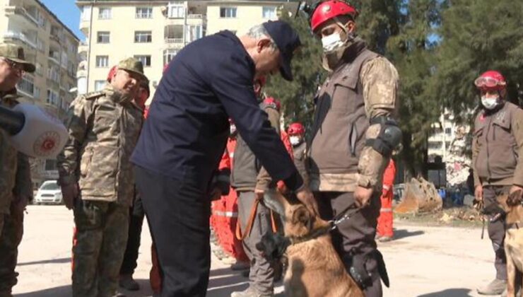 Bakan Akar’dan 326 kişiyi kurtaran Mehmetçiğe tebrik ziyareti