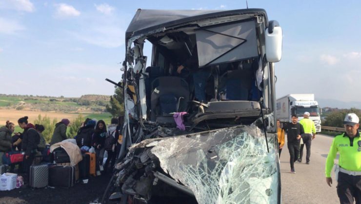 Depremzedeleri taşıyan otobüs, kamyona çarptı: 2 can kaybı, 6 yaralı