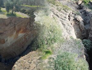 Hatay’da dehşete düşüren görüntü! Deprem sonrası 25 metrelik yarıklar oluştu