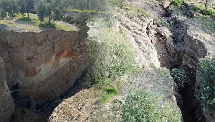 Hatay’da dehşete düşüren görüntü! Deprem sonrası 25 metrelik yarıklar oluştu