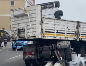 Kontrolden çıkan TIR, yolcu minibüsüne çarptı