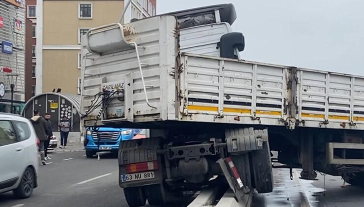 Kontrolden çıkan TIR, yolcu minibüsüne çarptı