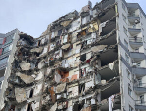 Adana’da yıkılan binanın müteahhidi kendini savundu: Depremde binanın yalnızca bir kısmı yıkıldı