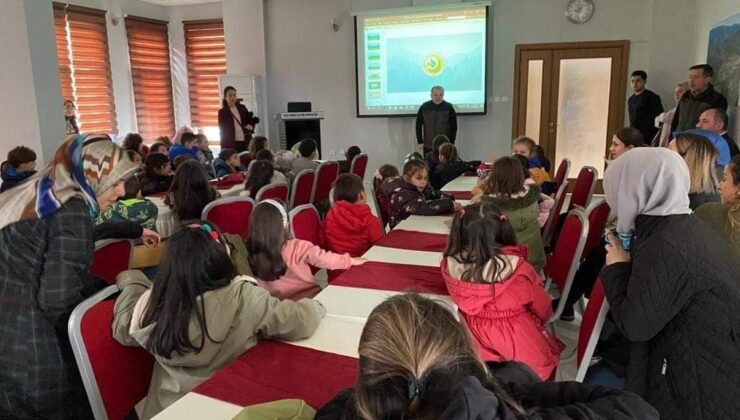 Anaokulu öğrencileri derslerini arazözün üstünde işledi