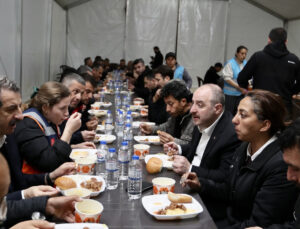 Bakanlar, Ramazan’ın ilk iftarında deprem bölgesine çıkarma yaptı