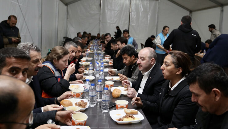 Bakanlar, Ramazan’ın ilk iftarında deprem bölgesine çıkarma yaptı