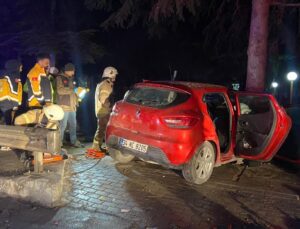 Bakırköy’de otomobil ağaca çarptı; 1 kişinin öldüğü 5 kişinin yaralandığı otomobilde 3 silah bulundu