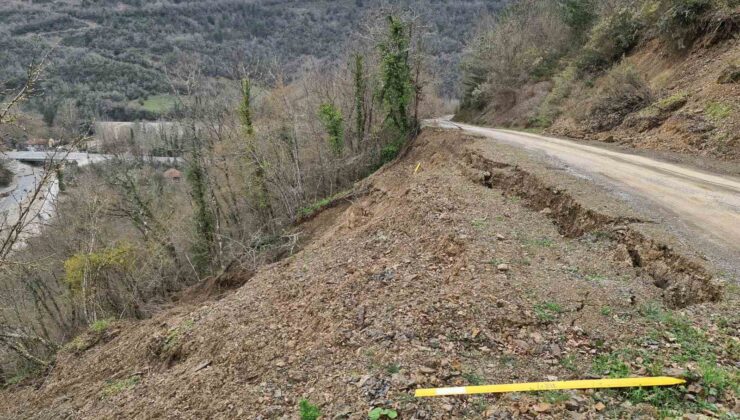 Bartın’da köy yolunda heyelan