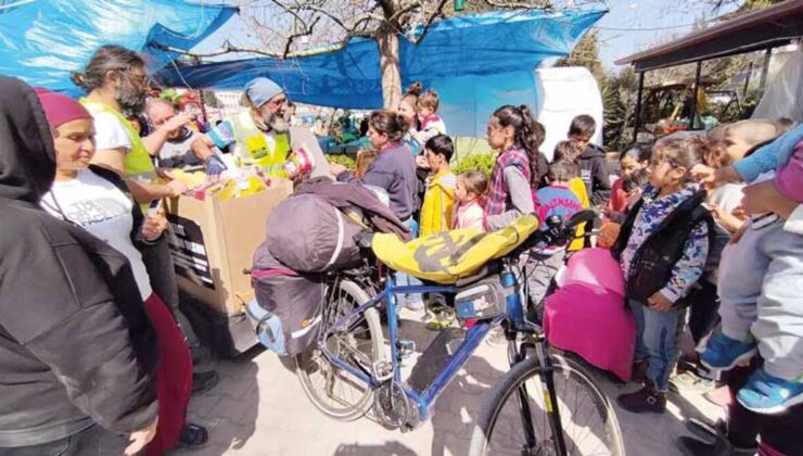 Çocuklar için pedalladı