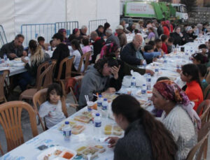 Deprem bölgesi Hatay’da ilk iftar yapıldı