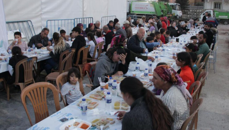 Deprem bölgesi Hatay’da ilk iftar yapıldı