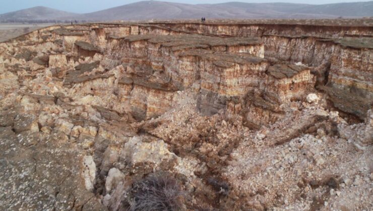 Deprem nedeniyle arazide dev yarıklar oluştu