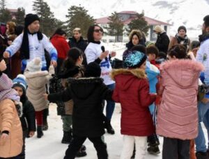 Depremzede çocuklar, ‘Kar Festivali’nde moral buldu