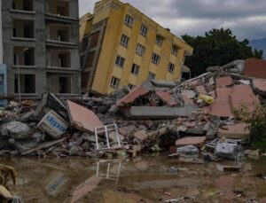 Depremzedelerin yardım malzemelerini evine götürdüğü iddia edilen emniyet müdürü açığa alındı