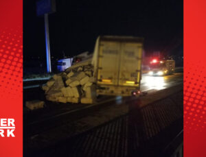 Devrilen TIR, D-100’ün İstanbul istikametini trafiğe kapattı