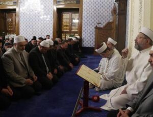 Diyanet İşleri Başkanı Erbaş, depremde ölen vatandaşlar için dua etti