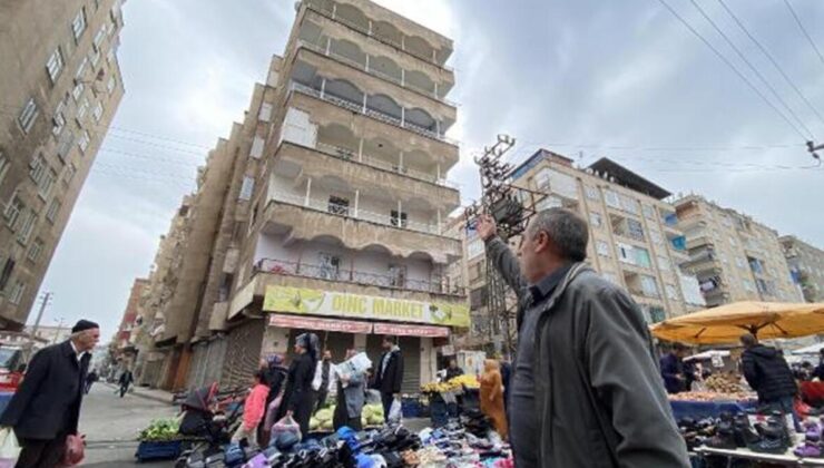 Diyarbakır’da ağır hasarlı bina önünde semt pazarı