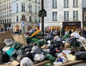 Fransa’nın başkenti Paris, çöp yığınından dolayı yaşanılamaz hale geldi