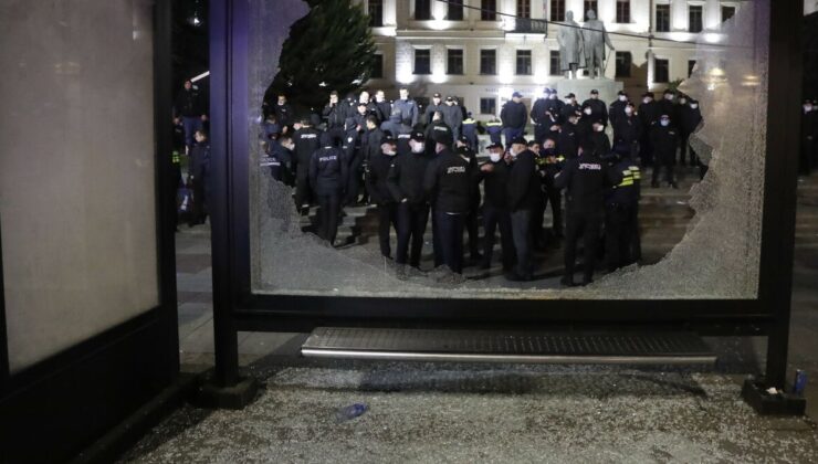 Gürcistan’da parlamento önünde hükümet protestosu: 66 gözaltı