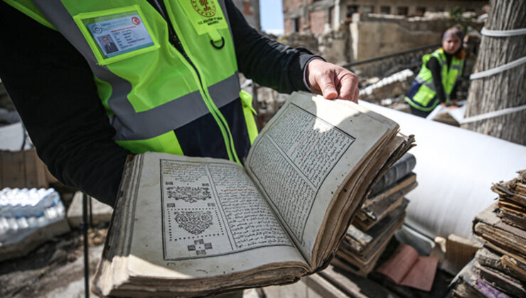 Hatay’da tarihi yapıların enkazından 300 eser kurtarıldı