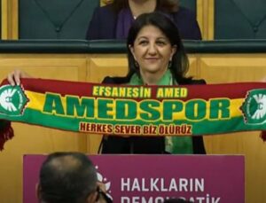 HDP Eş Genel Başkanı Pervin Buldan, TBMM’de Amedspor atkısı açtı