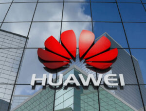 Huawei, MWC 2023’te ziyaretçilere takip cihazı takmakla suçlandı