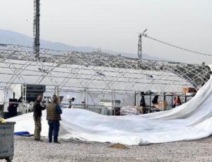 İskenderun’da kuvvetli rüzgar: Depremzedelerin çadırları yıkıldı