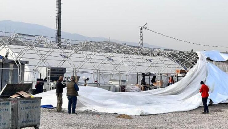 İskenderun’da kuvvetli rüzgar: Depremzedelerin çadırları yıkıldı