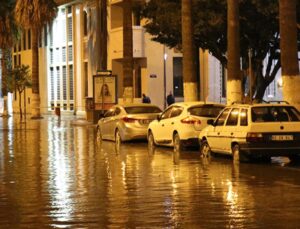 İskenderun’da deniz taştı, caddeler göle döndü… Kaymakamlıktan ilk açıklama geldi: Lodos kaynaklı