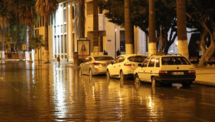 İskenderun’da deniz taştı, caddeler göle döndü… Kaymakamlıktan ilk açıklama geldi: Lodos kaynaklı