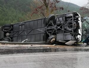 Isparta’da yolcu otobüsü devrildi: Yaralılar var