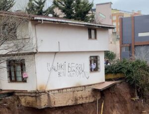 İstinat duvarı yanındaki evin bahçe duvarıyla birlikte çöktü!