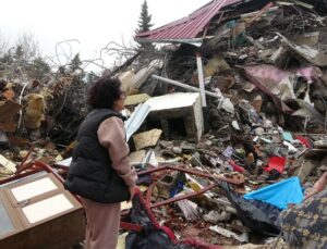 Kahramanmaraş’ta evi yıkılan kadın enkaz başında kedilerini bekliyor