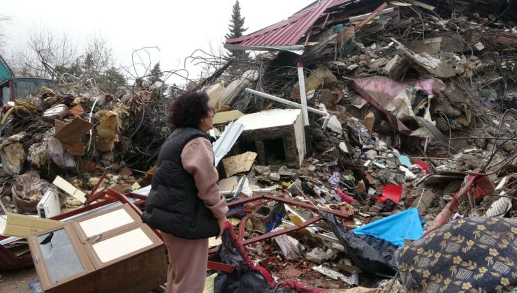 Kahramanmaraş’ta evi yıkılan kadın enkaz başında kedilerini bekliyor