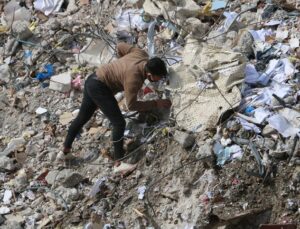 Kahramanmaraş’ta günlerdir enkaz altında Kabe örtüsünü arıyorlar