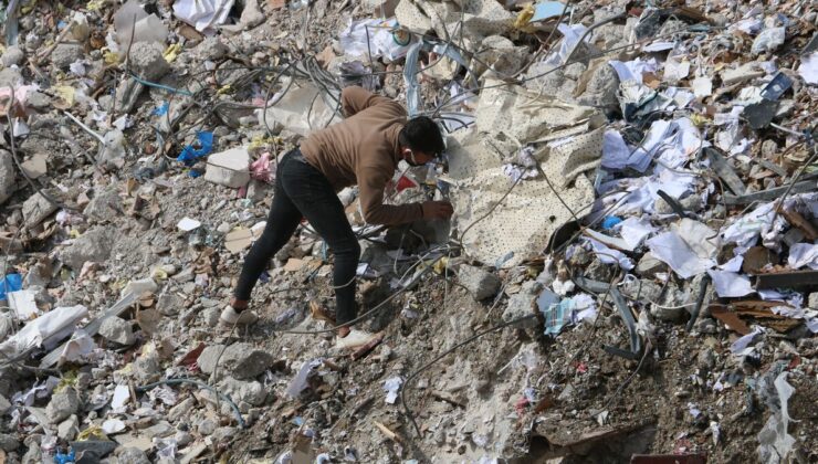 Kahramanmaraş’ta günlerdir enkaz altında Kabe örtüsünü arıyorlar