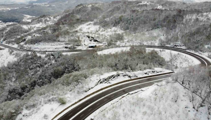 Karadeniz sahil yolundaki kar manzaraları dron ile görüntülendi