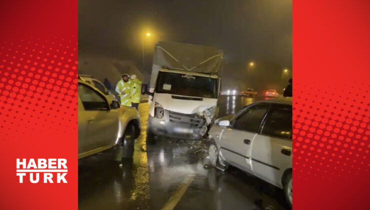 Karşı şeride geçen kamyonet 2 araca çarptı: 3 yaralı