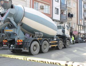 Manisa’da facia kaza.. Beton mikserinin çarptığı anne kızını iterek kurtardı