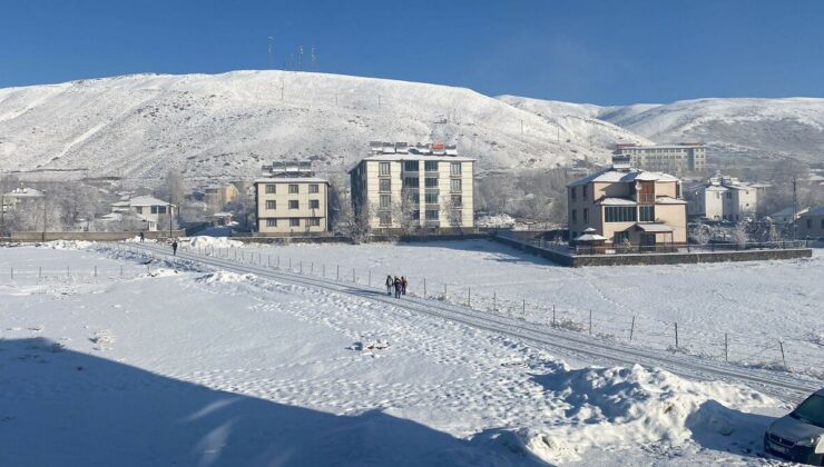 Mart kapıdan baktırdı: Yazı bekleyen Bingöl karlara büründü..