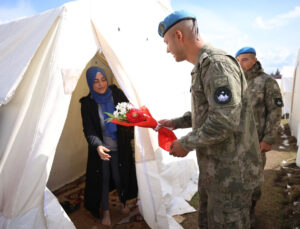 Mehmetçik, deprem bölgesinde çadırda yaşayan kadınlara çiçek verdi