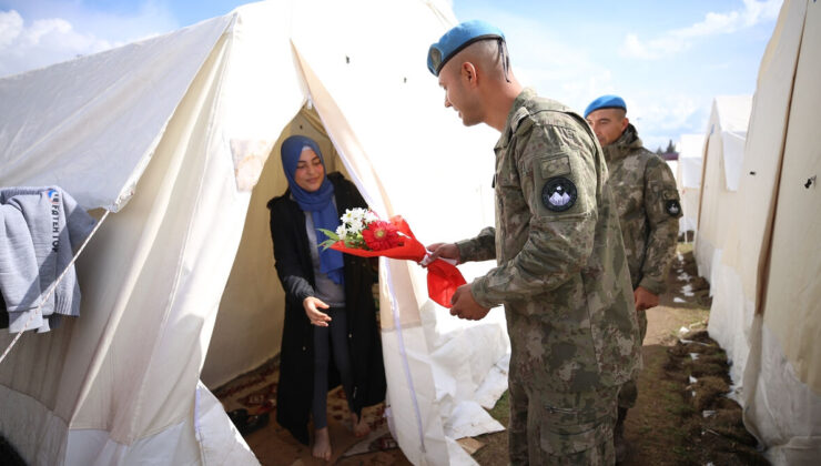 Mehmetçik, deprem bölgesinde çadırda yaşayan kadınlara çiçek verdi