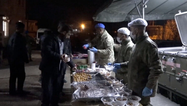 Mehmetçik’ten depremzedelere kandil gecesi tatlı ikramı